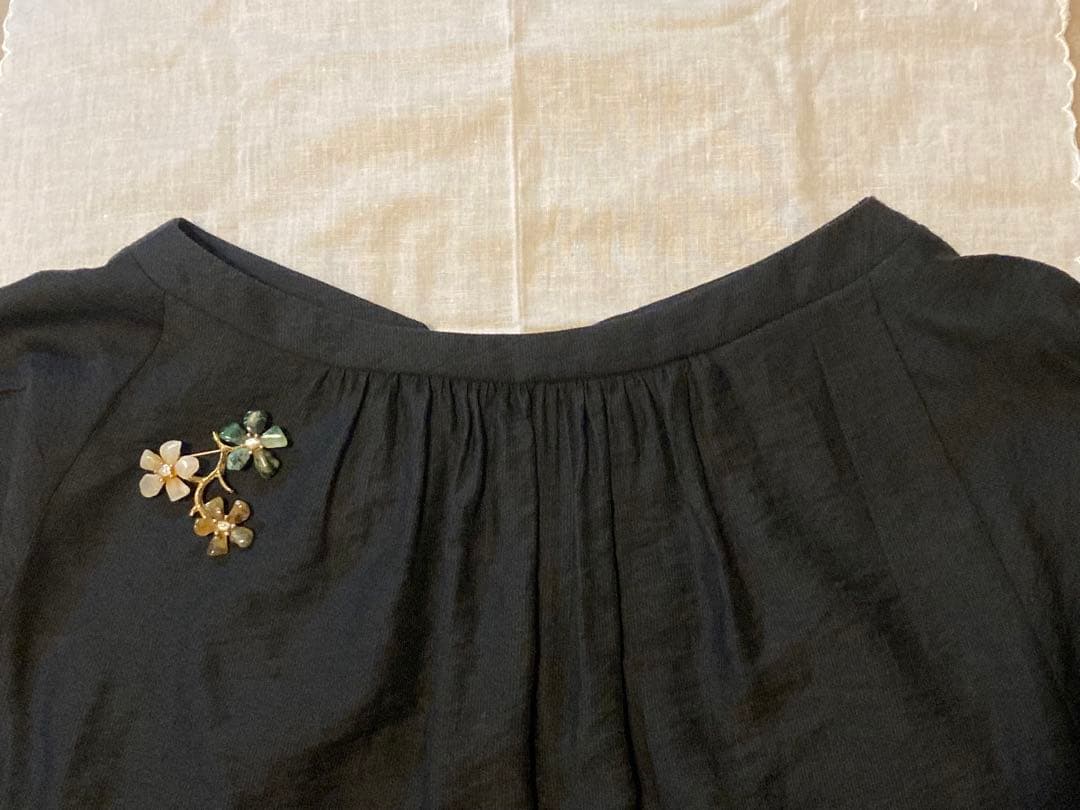 スワボダ　天然石のお花のブローチ