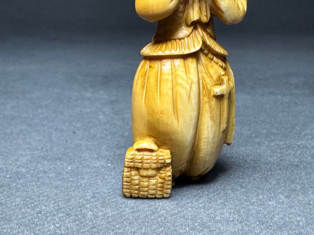 極上　根付　天然素材　アンティーク　和彫　置物　骨董　飾り物　古美術品