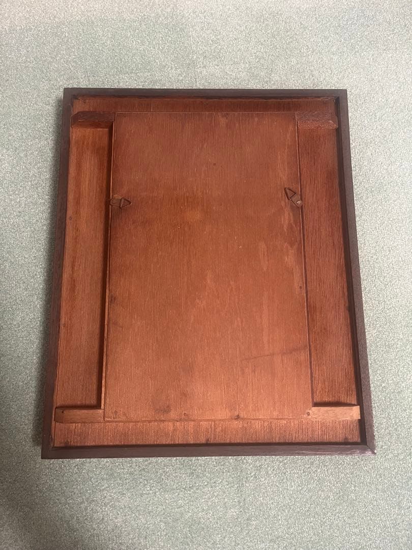 女性と白鳥の金属製彫刻