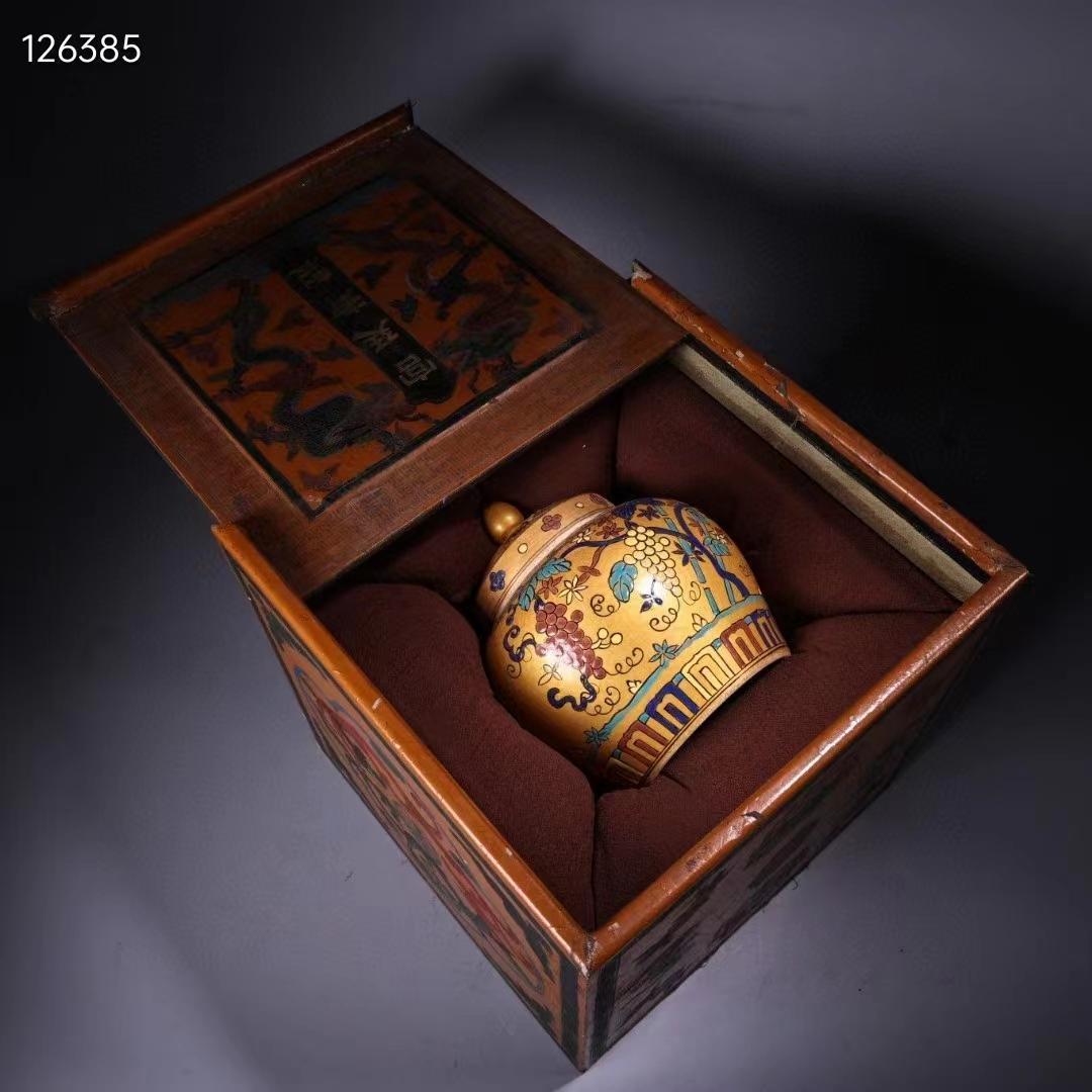 中国古美術・宮廷の御蔵品・純手描きの金粉彩磁器の壺・儲物缶・漆箱付・置物・案頭