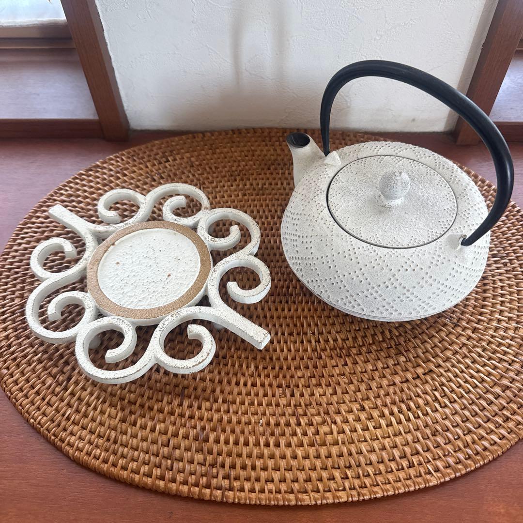 白い鋳鉄製鉄瓶とスタンドアンシャンテジャポン