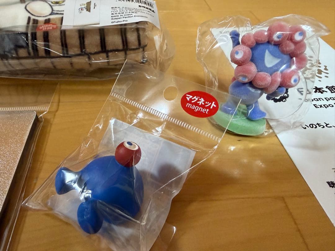 大阪万博　ミャクミャクお尻マグネット　藻キティアクリルスタンプ　ドラえもんタオル