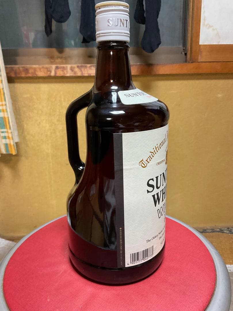 SUNTORY・WHISKY・WHITE。since 1923 1920ml。
