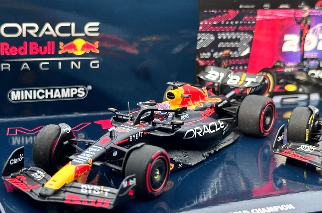 フェルスタッペン　ミニチャンプス 2023 レッドブルrb19ミニカー2台セット
