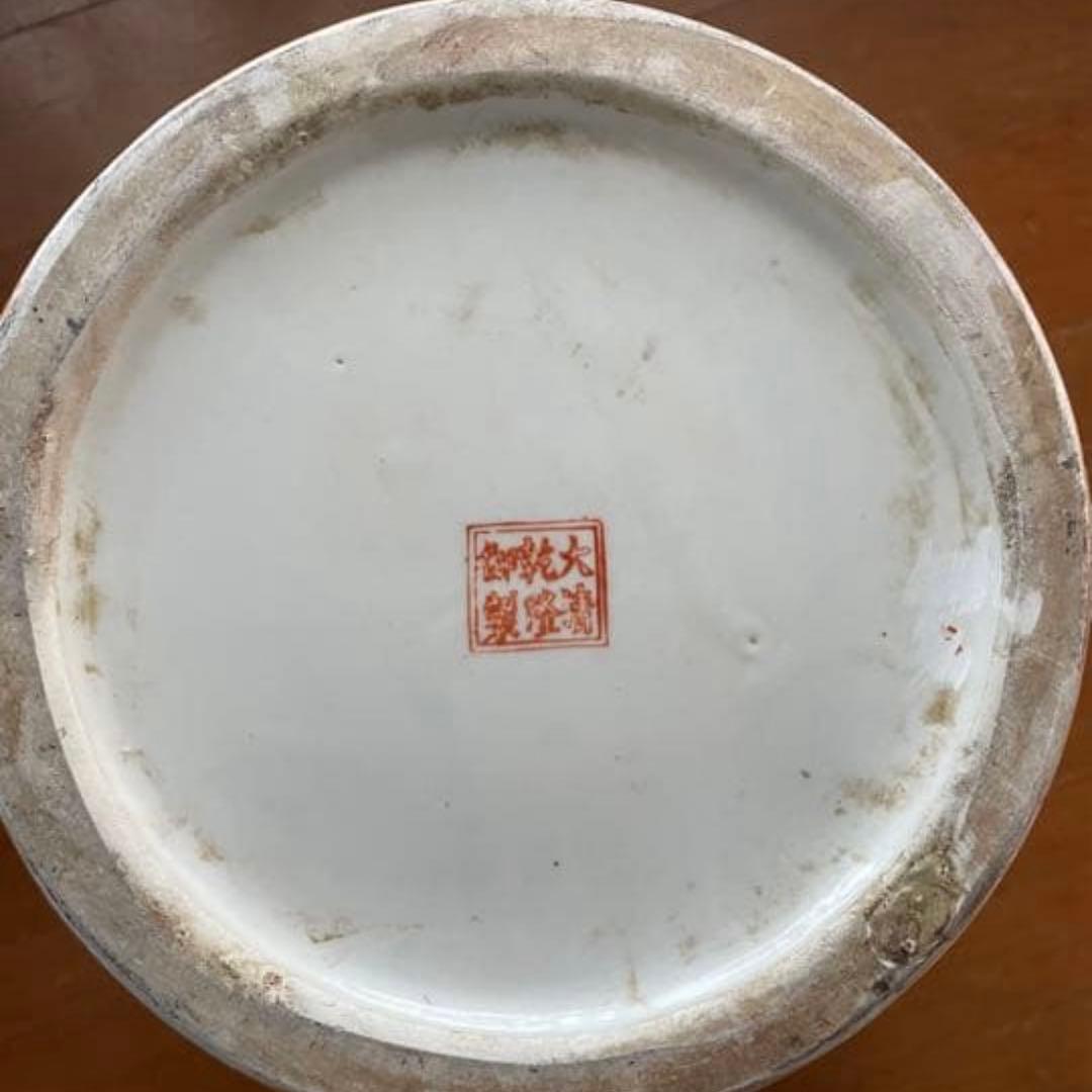 景徳鎮 大清乾隆年製在銘 金彩色絵『唐草文』大型飾壺 花瓶 高37cm 時代物