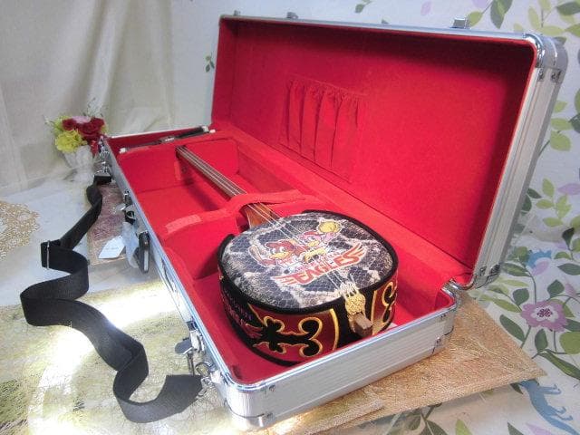 新品未使用(送料無料)11.980円　沖縄三線専用肩紐付一丁入アルミハードケース