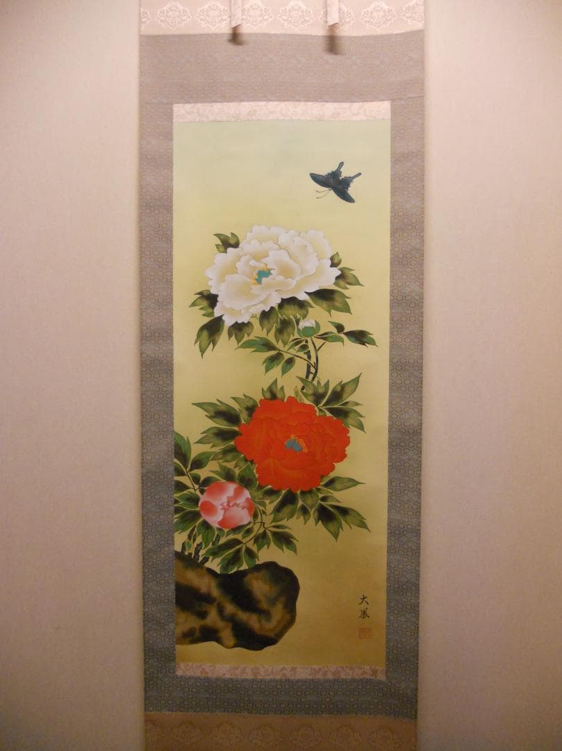 掛け軸 小川大鳳 牡丹に蝶 絹本 希少 軸装 茶道具 掛軸 美品 です。