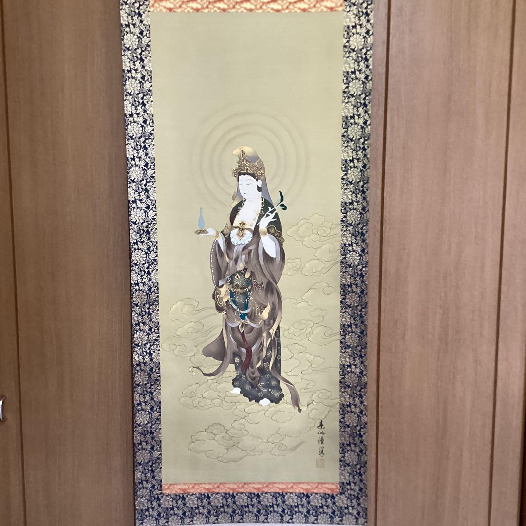 素　仙　筆　　【　絹本彩色画　・雲上観音図　】　自題共箱　軸先漆仕立木　610