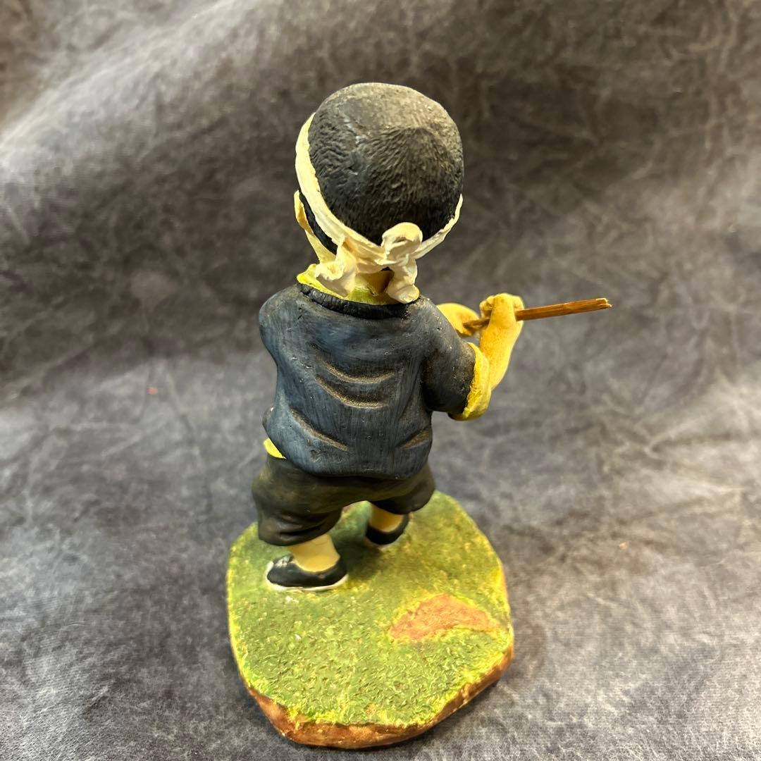昭和レトロ少年のフィギュア 棒を持ったデザイン