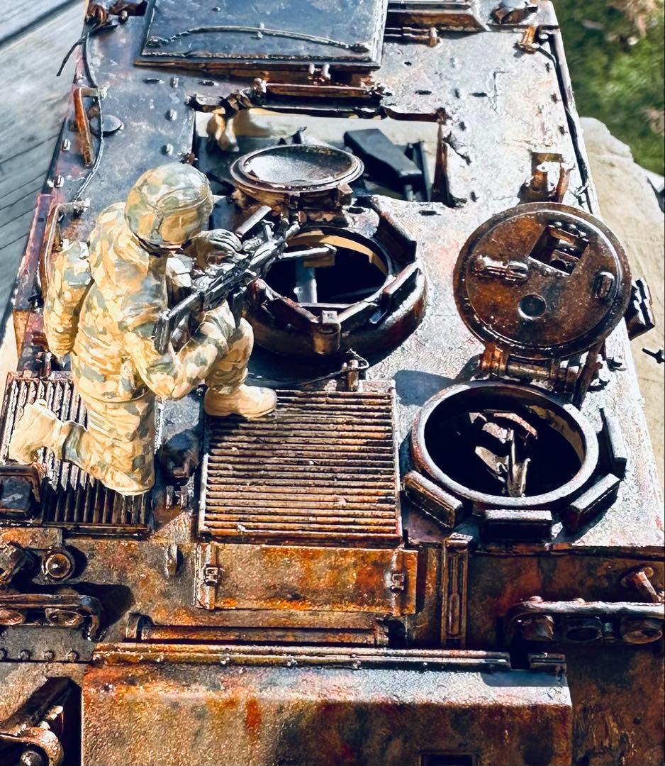 完成品プラモデル1/35 アメリカ M113A2 デザートワゴン＆兵士7体