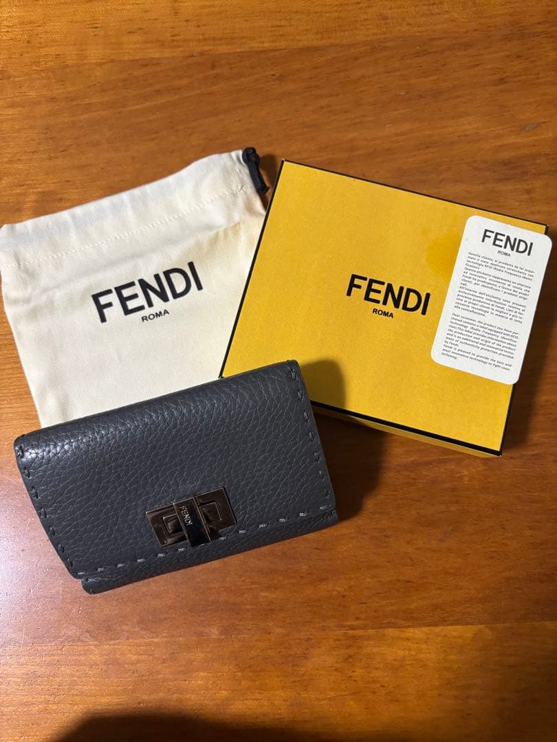 FENDI セレリア　ピーカブー　二つ折ウォレット
