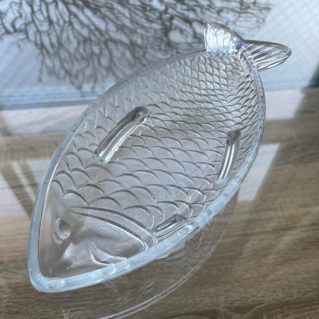骨董　時代ガラス　希少　魚型　鯉　下駄脚付　プレスガラス　長皿　刺身皿　１客
