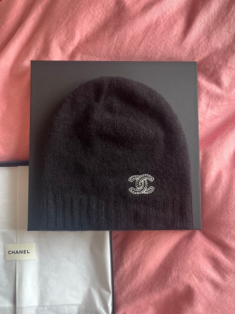 CHANEL ブラック ニット帽 ロゴ刺繍