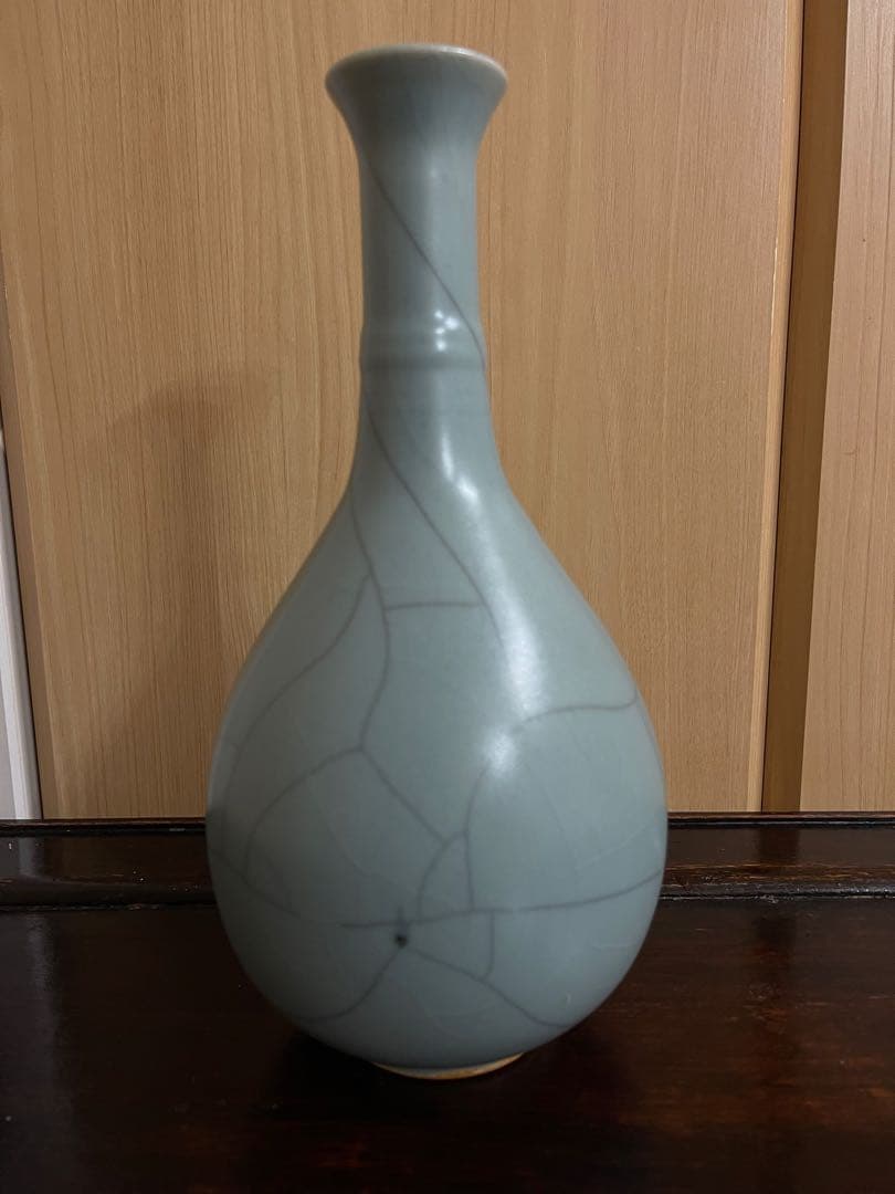 青緑色の陶器製細長い瓶　青磁花瓶　花生　花道具