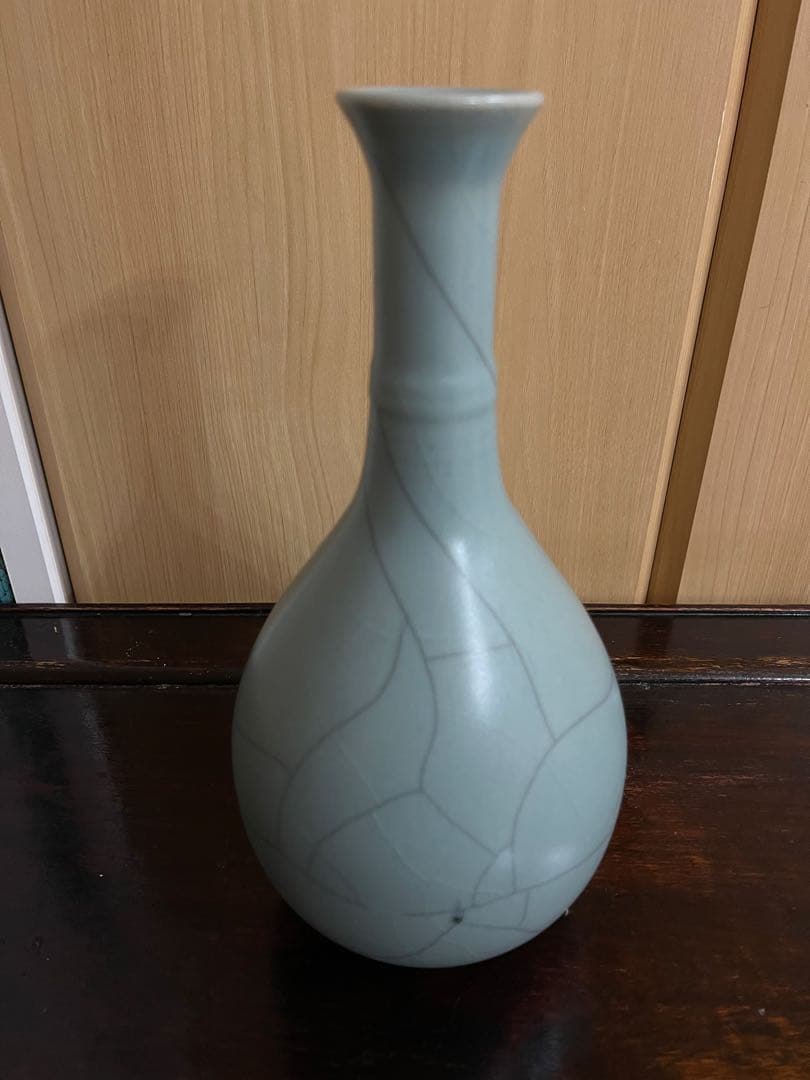 青緑色の陶器製細長い瓶　青磁花瓶　花生　花道具