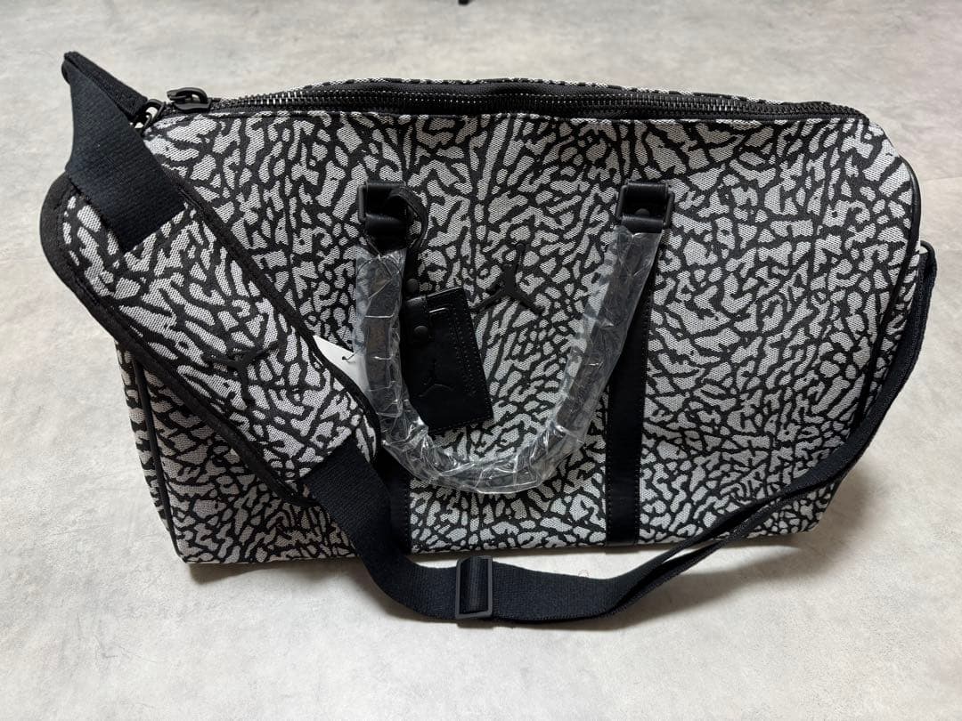 Jordanアイコン ダッフルバッグ ブラック/ホワイト　25L