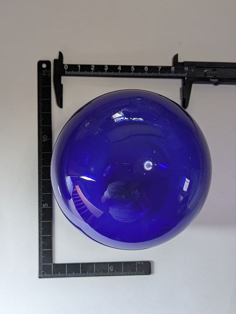 ガラスの浮き玉です。サイズは約90㍉×90㍉です。瑠璃色？少し製造過程の凹凸有り