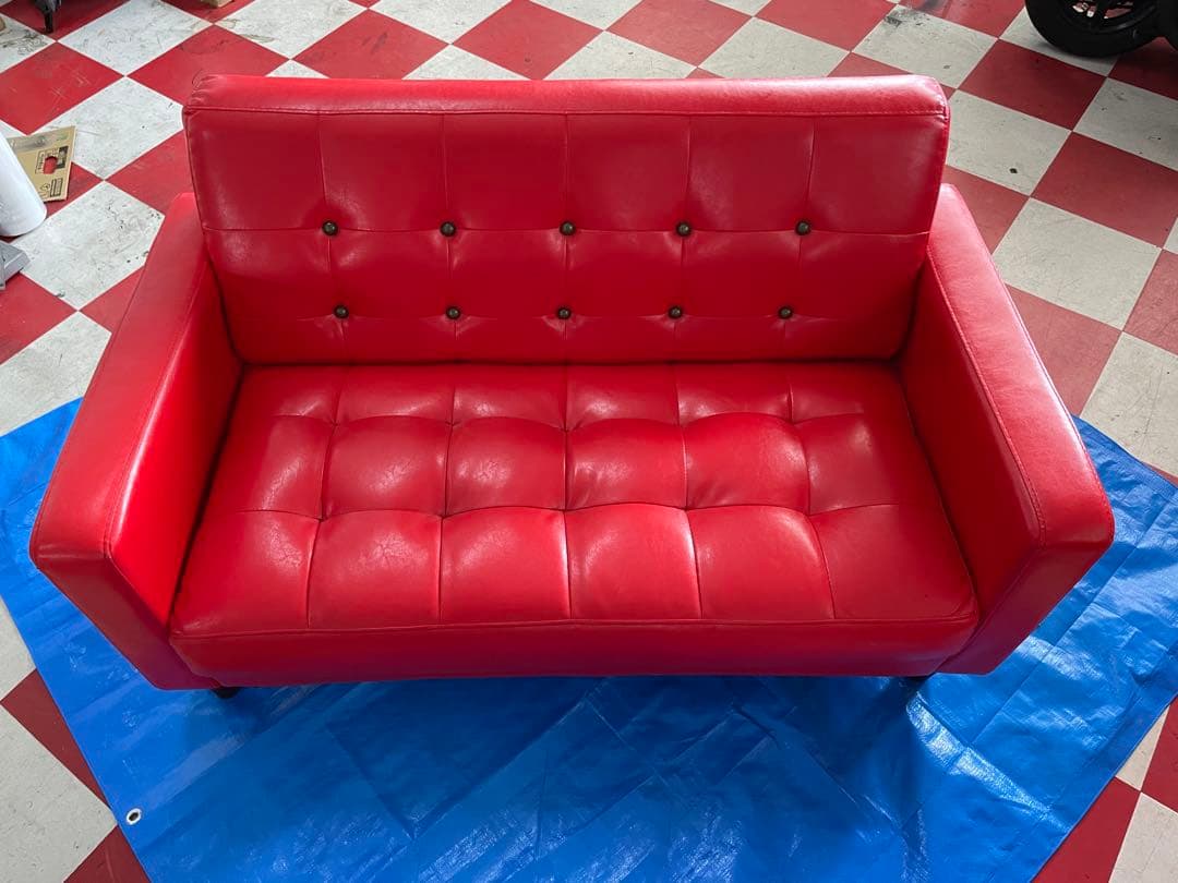 サクラ　赤い合成皮革2人掛けソファ