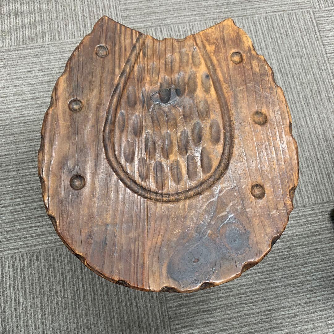 木製彫刻椅子3本脚