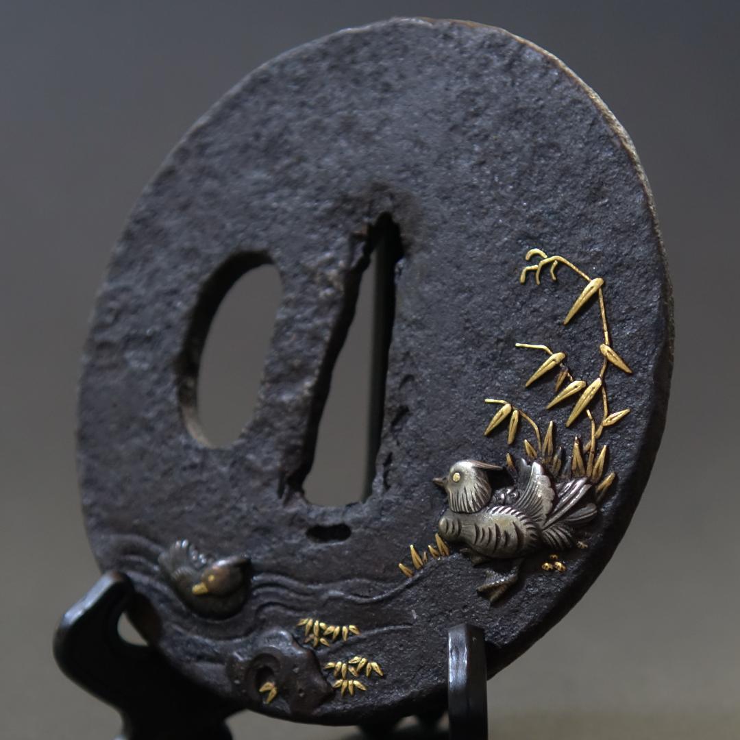 【金銀銅象嵌 鴛鴦図鍔】(鍔箱付き) 鍔 鐔 鉄地 刀装具 日本刀 武具 骨董