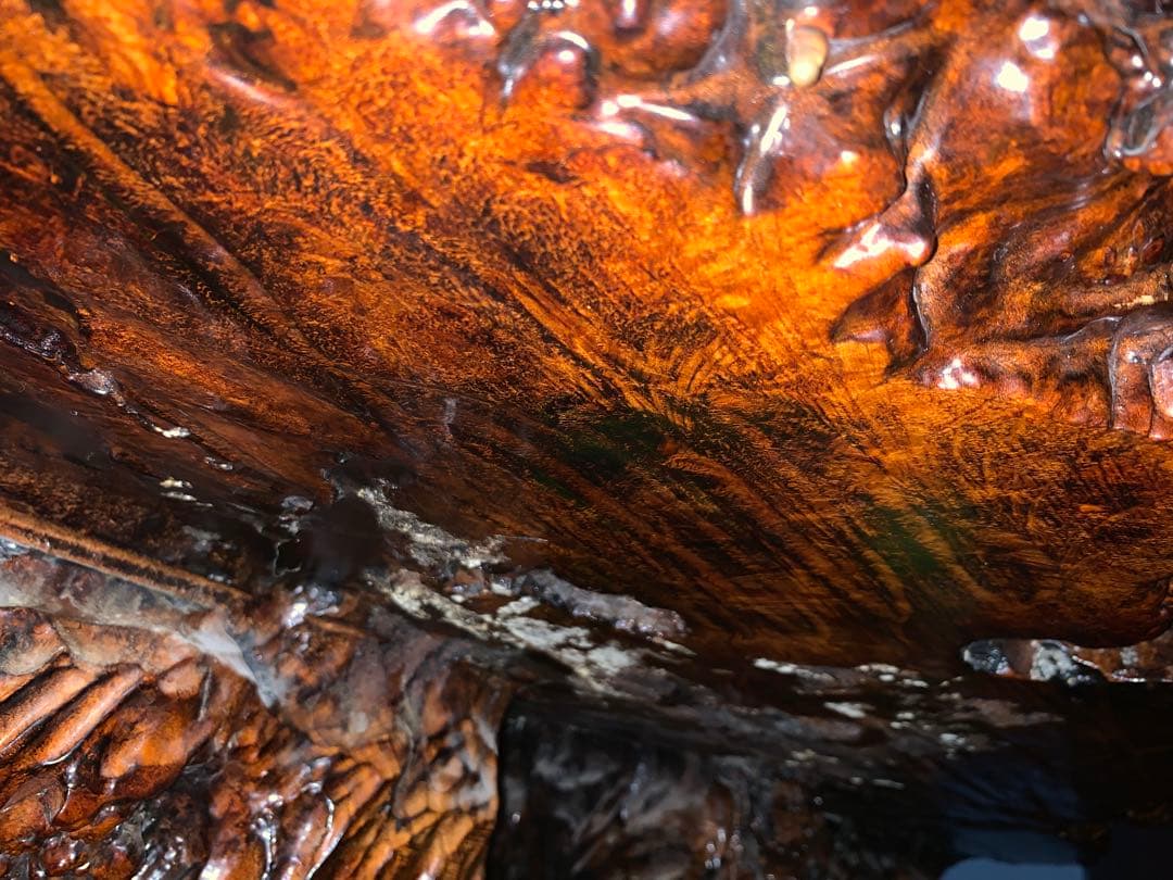 自然な形状の茶色い座卓　花梨