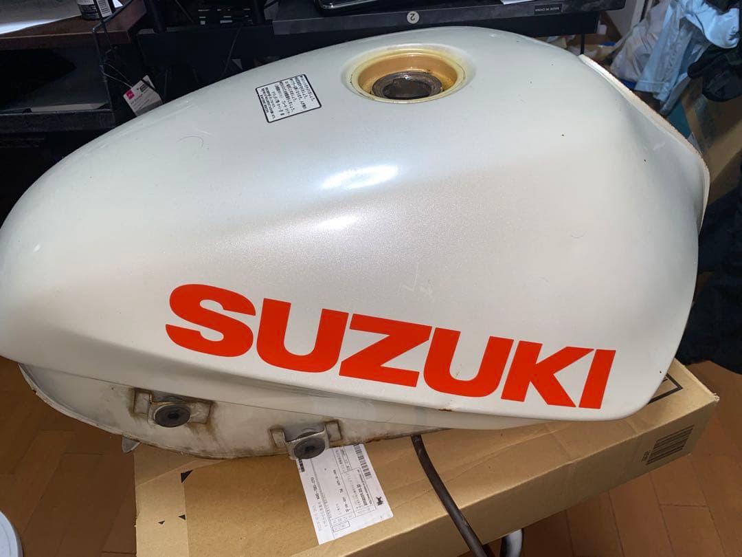 SUZUKI GSX750S 3型　純正タンク ホワイト