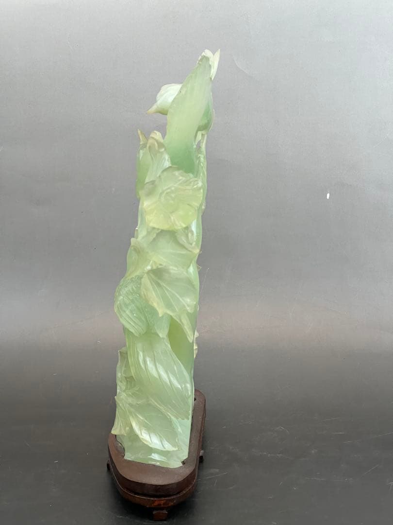 ［美品］翡翠 鳥　彫刻　天然石 木製台座　送料込み