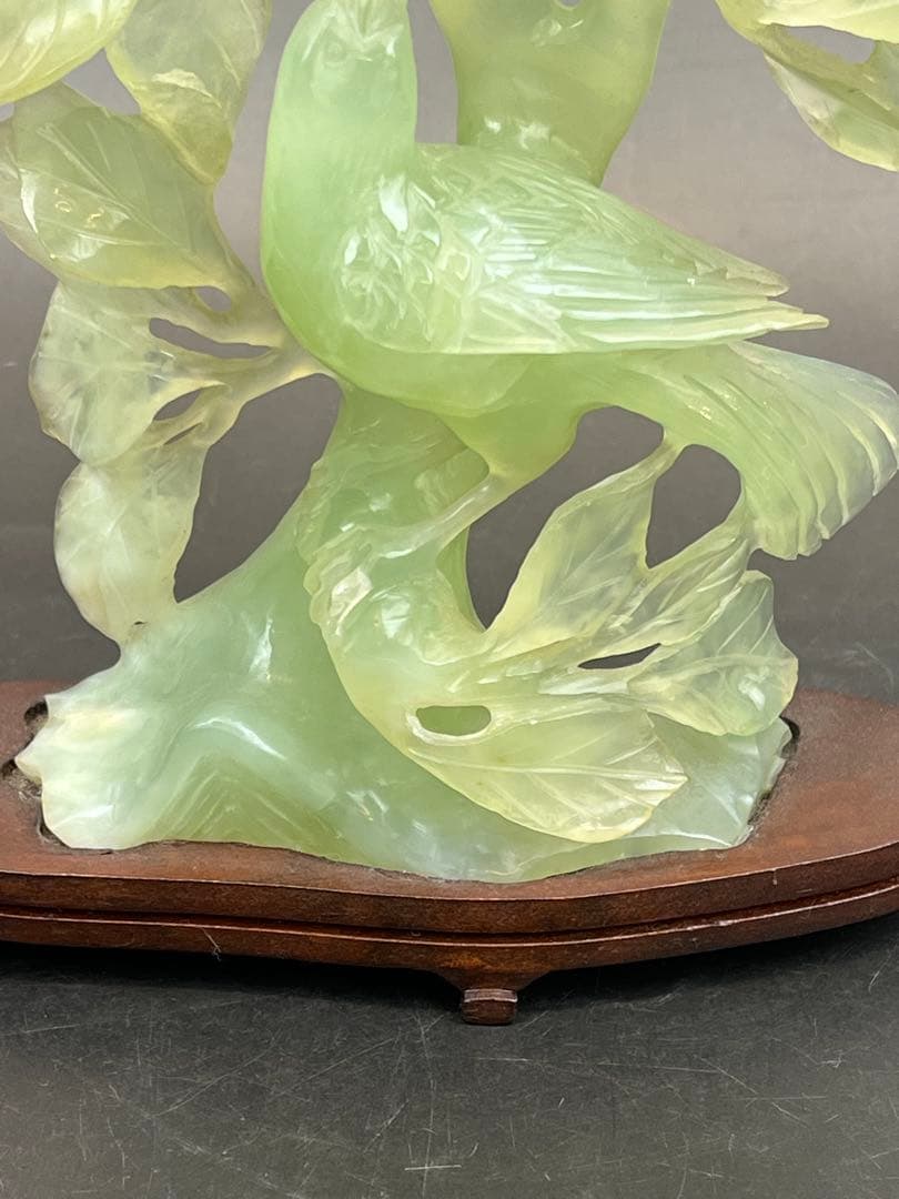 ［美品］翡翠 鳥　彫刻　天然石 木製台座　送料込み