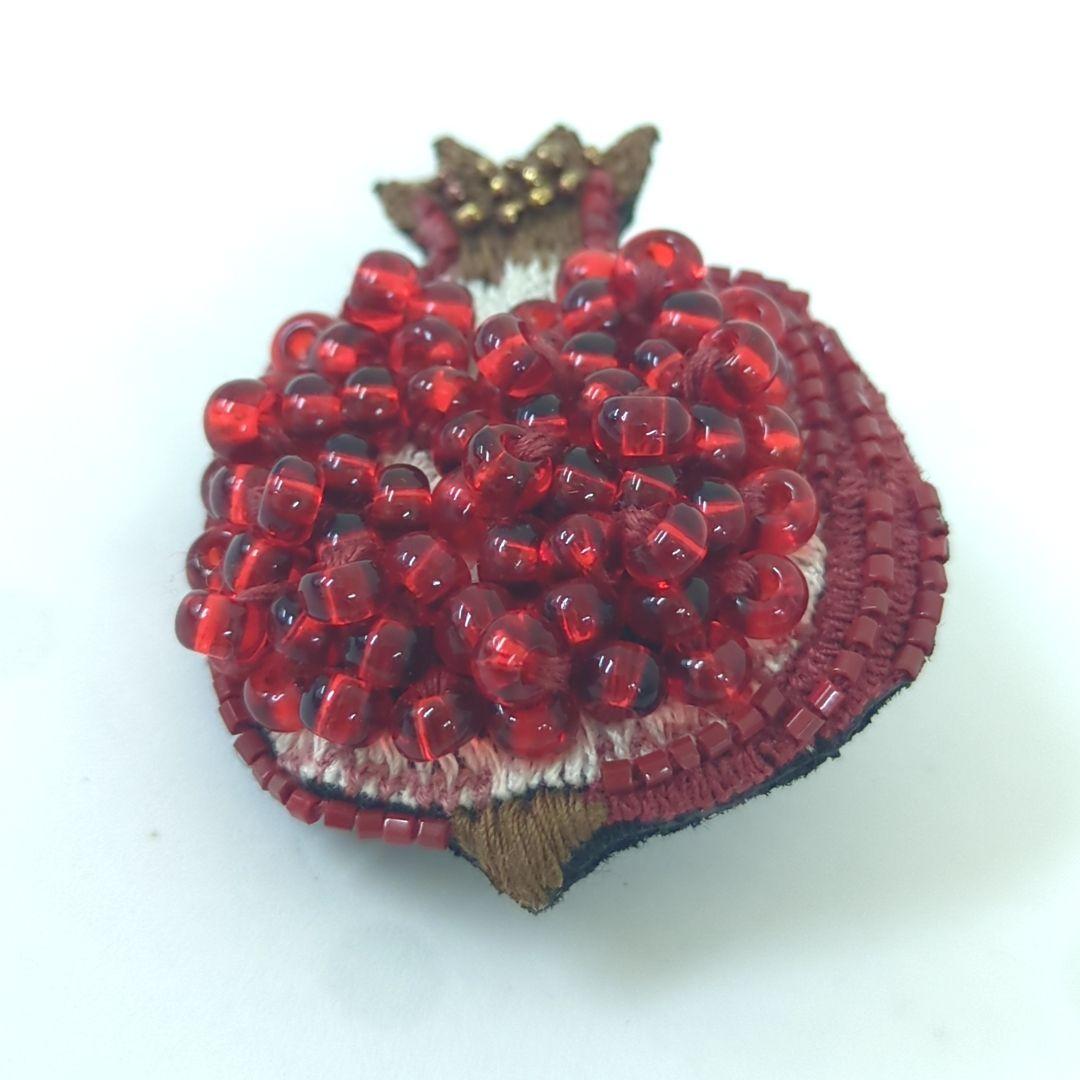 trovelore トロベローレ ブローチ ザクロ ビーズ レッド