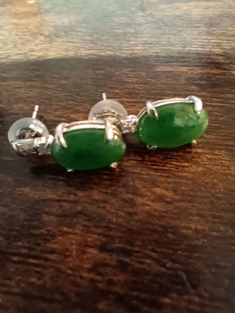 K18WG緑色ストーンのペンダントとPT900スタッドピアスセット