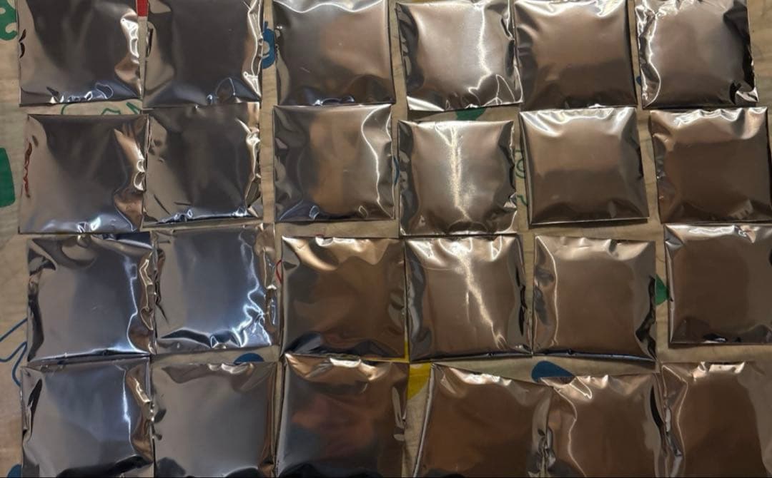 進撃の巨人 プリンスホテル 未開封 24個 描き下ろし メタル缶バッジ