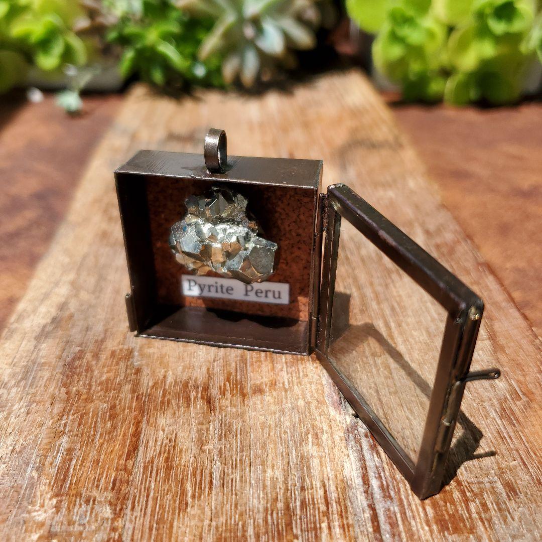 パイライト標本箱ペンダント　ペルー産　鉱物標本ペンダント
