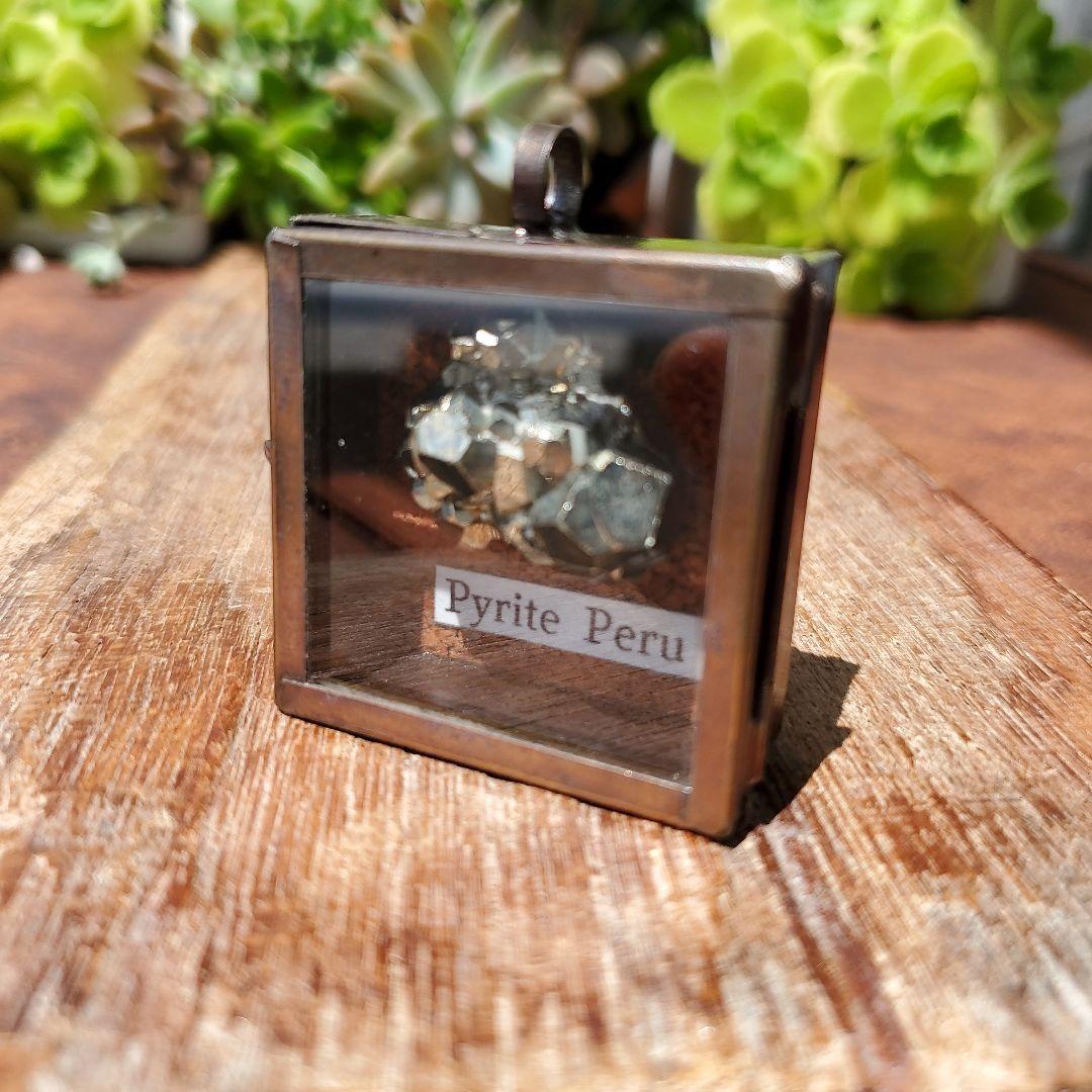 パイライト標本箱ペンダント　ペルー産　鉱物標本ペンダント