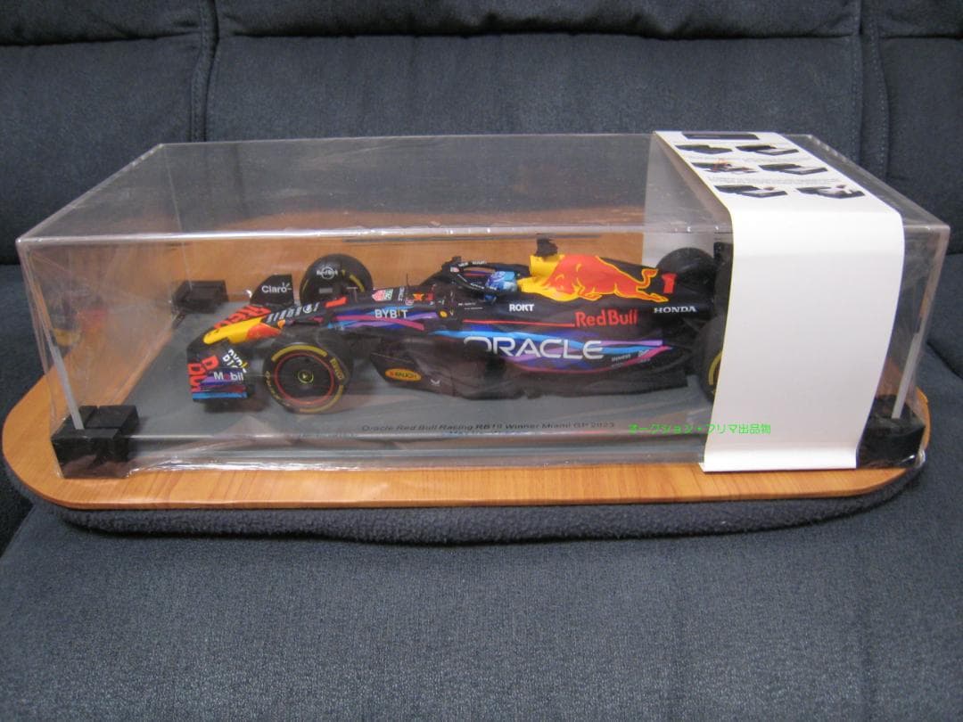 レッドブルRB19　マイアミGP仕様　スパーク1/18モデル　フェルスタッペン