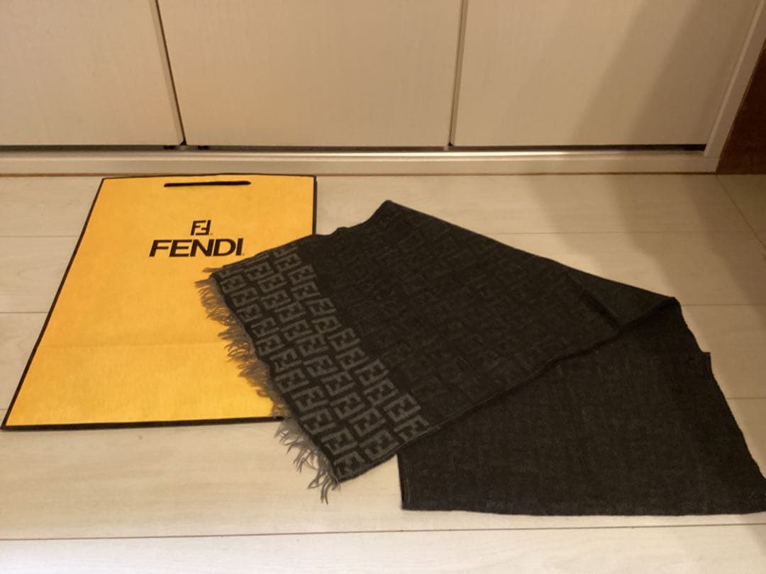 美品フェンディFENDI ロゴ入り グレー マフラー本物