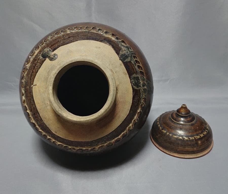 タイ　サンカンペン窯　蓋付き　褐釉壷　15～16世紀　27.2cm