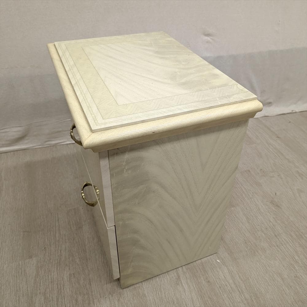 美品　リビングチェスト　サイドチェスト　ナイトテーブル　チェスト　タンス　引出し