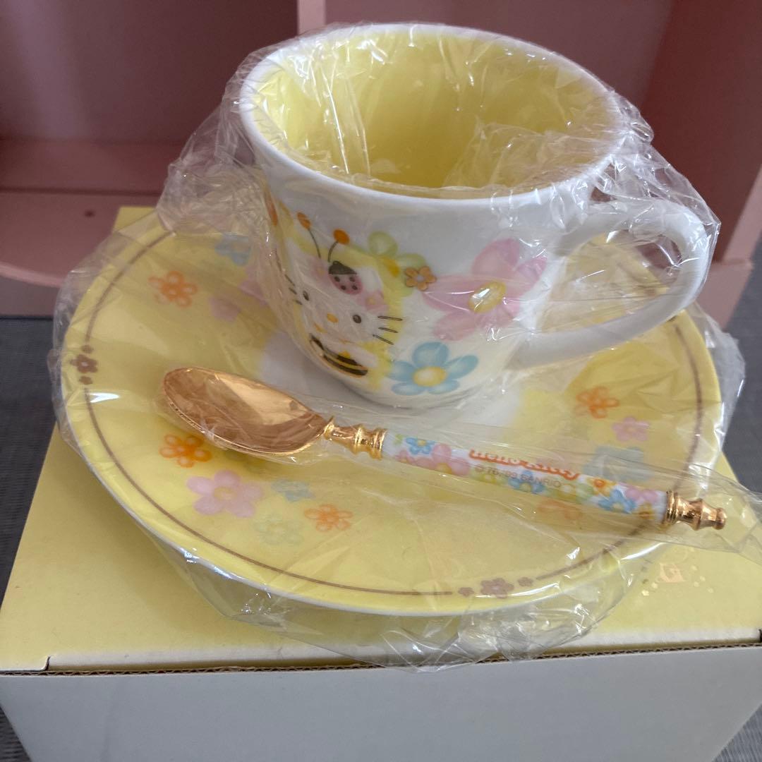 ハローキティ カップ&ソーサー6客セット収納棚付　バラ売り不可