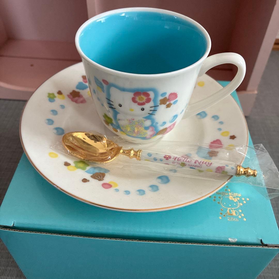 ハローキティ カップ&ソーサー6客セット収納棚付　バラ売り不可