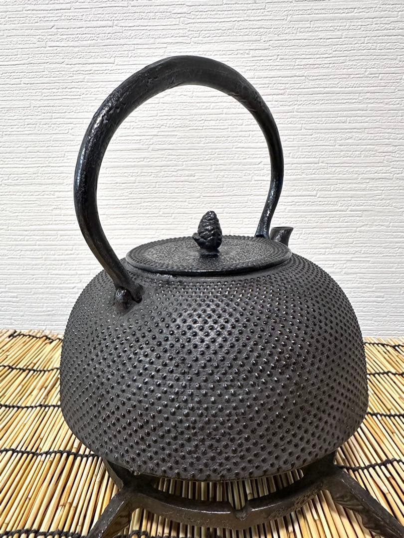 未使用保管品、栞付 南部盛栄堂造　１５型アラレ 鉄瓶 南部鉄瓶 南部鉄器　鉄瓶