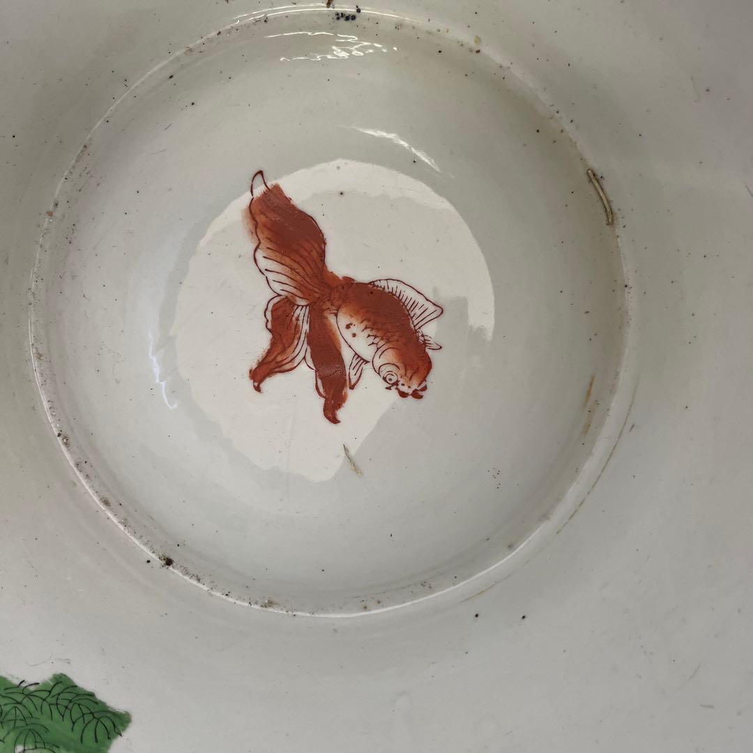 最終処伊万里金魚が泳ぐ絵柄十錦手火鉢大睡蓮鉢金魚鉢　カラフルな色合いと絵柄の良さ