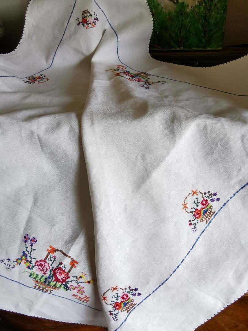 アンティーク英国手織リネン クロスステッチ薔薇花籠刺繍ニードルワーク 青枠クロス