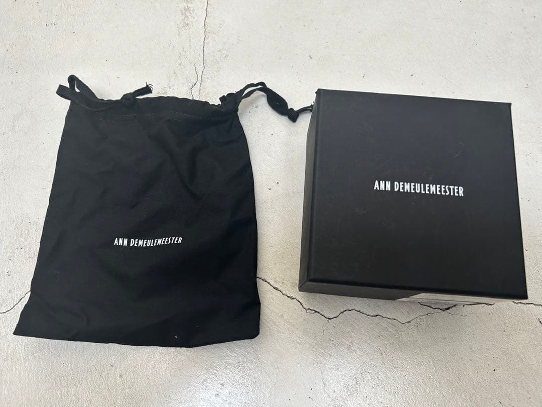 アン・ドゥムルメステール ブラック レザー　スクエア ブレスレット