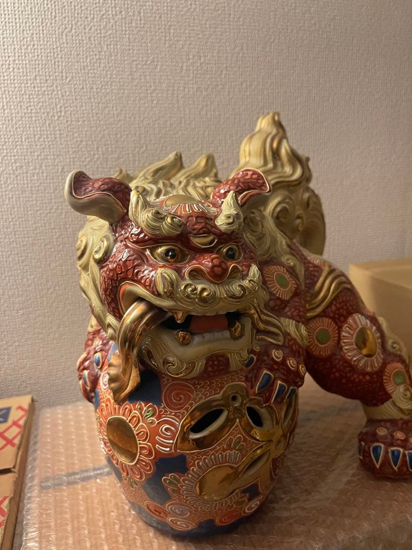 九谷焼の獅子（2体セット）です色絵が美しく飾り物やコレクションとしておすすめです