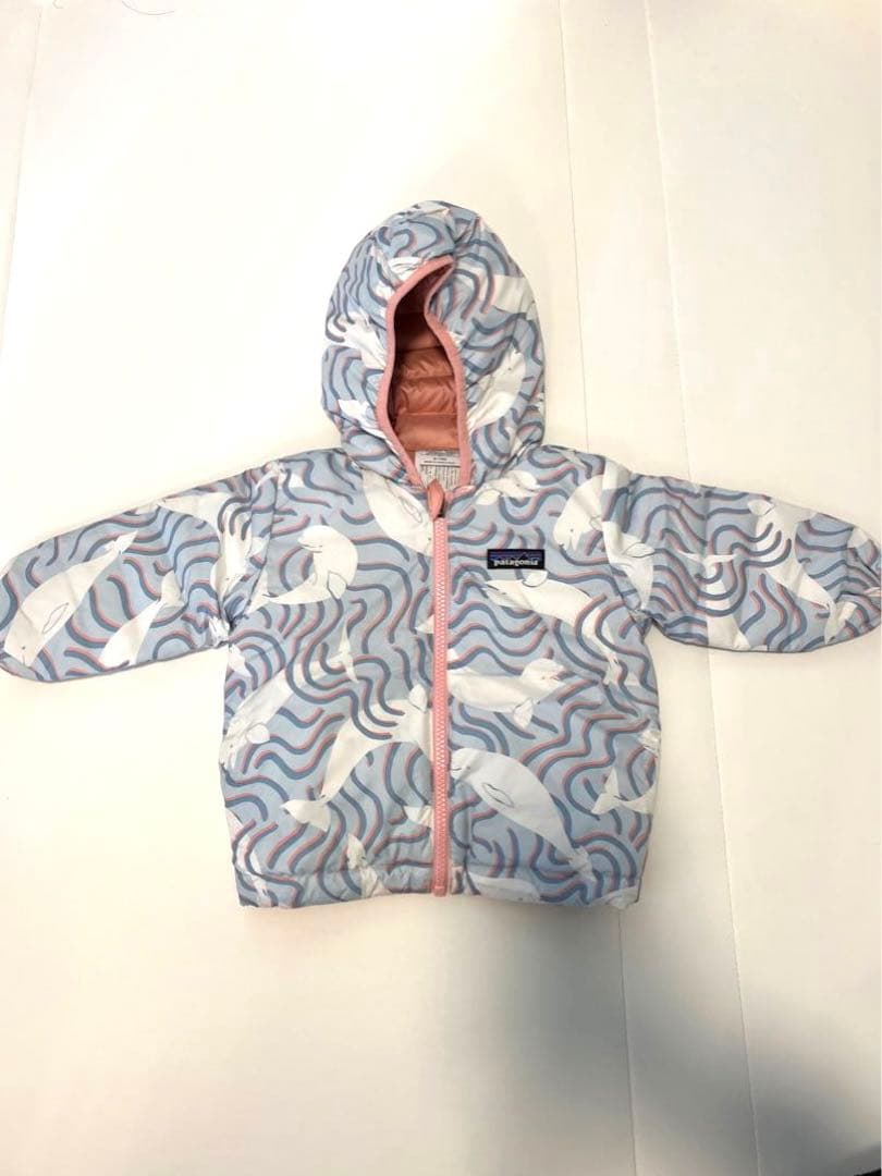 パタゴニア　ベビー　リバーシブルダウンセーターフーディ水色　くじら