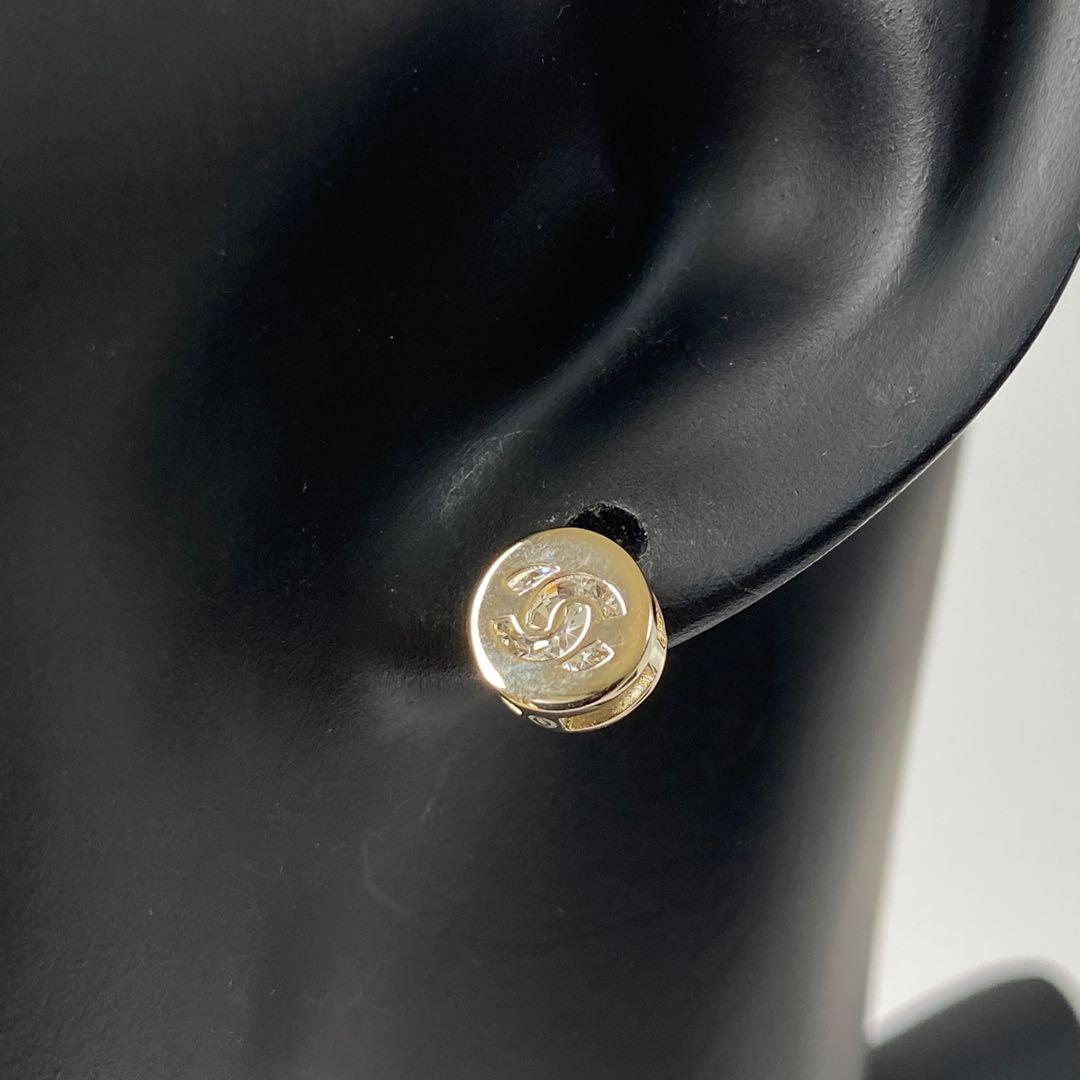 片耳 シャネルCHANEL ココマーク ボタンピアス B25 V ゴールド