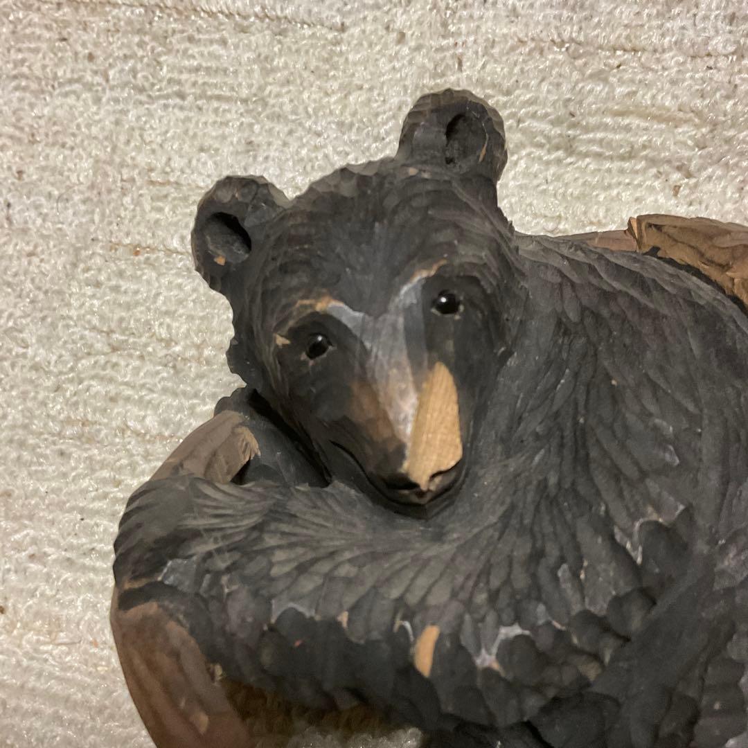 昭和24年製作、熊の木彫り背負い鮭。【北海道　登別温泉】【鼻欠け】。