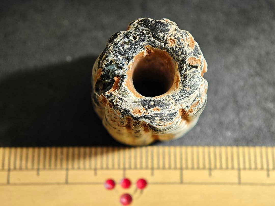 発掘ビーズ 千年前のイスラム玉 存在感大（2025081504）