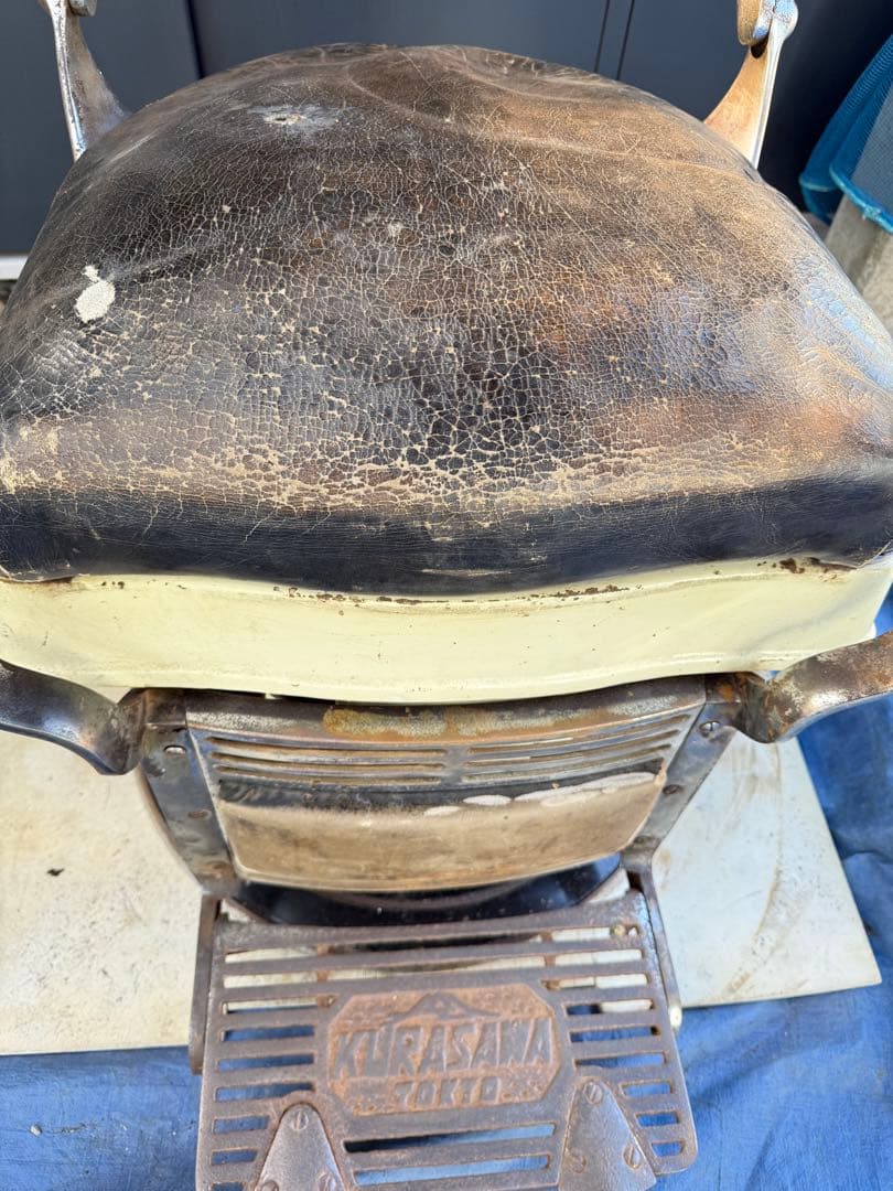 クラサワ 理容椅子 黒と白 足置き付き