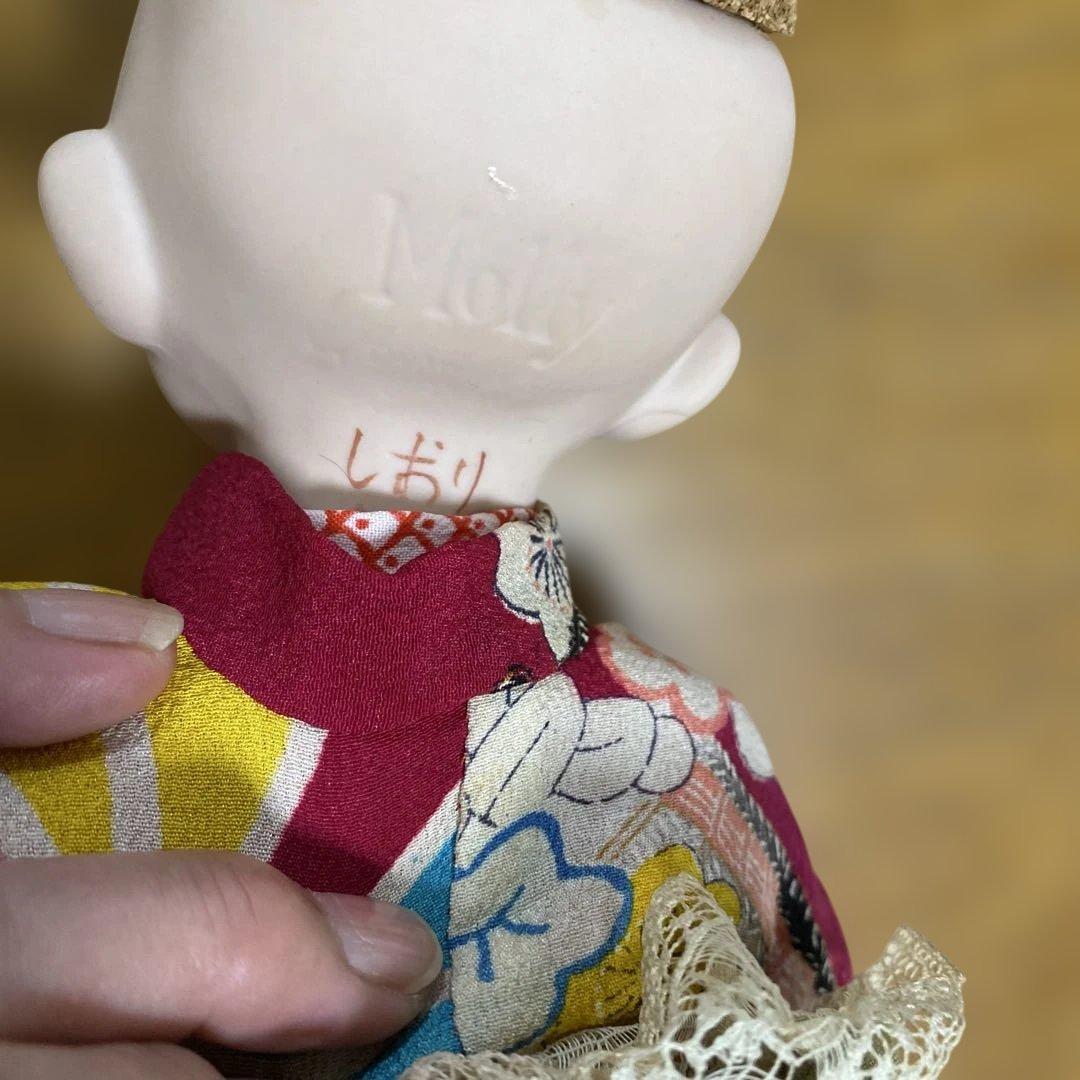 カラフルな花柄着物の陶器人形